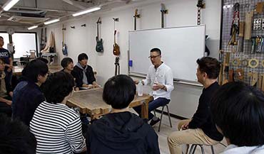 トダギターズ　戸田氏来校