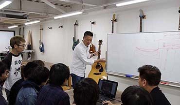 トダギターズ　戸田氏来校